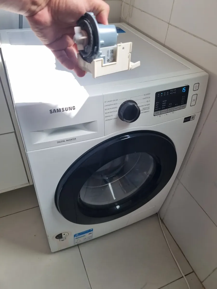Eletrobomba nova em mãos, antes de ser instalada em uma lavadora Samsung