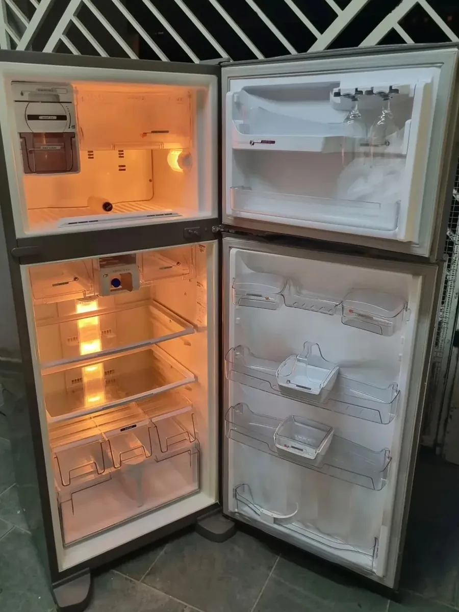 Geladeira duplex frost free aberta, iluminada e limpa após o conserto
